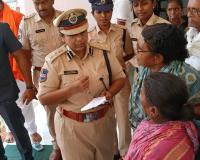 భైంసా క్యాంపు ఆఫీస్ లో  ఫిర్యాదులు స్వీకరించిన జిల్లా ఎస్పీ డా.జి.జానకి షర్మిల. 