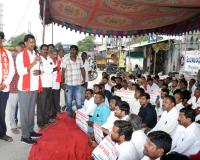 సమ్మె చేస్తున్న ఆర్టిసన్స్ ను చర్చలకు పిలవాలి.