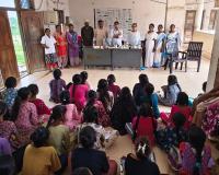 బాలికల ఆశ్రమ పాఠశాలలో వైద్య శిబిరం నిర్వహించిన పేరూరు వైద్యాధికారి భాస్కర్..