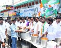 యువజన కాంగ్రెస్ ఆవిర్భావ దినోత్సవ కార్యక్రమానికి ముఖ్య అతిథిలుగా హాజరైన జిల్లా కాంగ్రెస్ కమిటీ అధ్యక్షులు నూతి