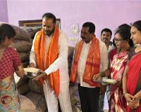 కాంగ్రెస్ సర్కారులో పేదలకు ఉచితంగా సన్నబియ్యం పంపిణీ