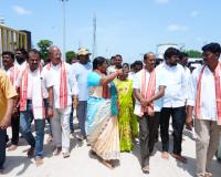 మేడారం  సమ్మక్క–సారలమ్మ వనదేవతలను  దర్శించుకున మంత్రి ధనసరి అనసూయ సీతక్క