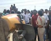 అదుపు తప్పి బోల్తాపడ్డ ఆటో.. మహిళ మృతి