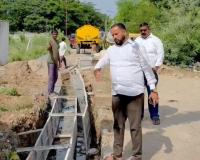 కల్వర్టు నిర్మాణ పనులు పరిశీలించిన వైస్ చైర్మన్....