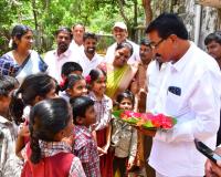 విద్యార్థులకు పాఠాలు బోధించిన మాజీ మంత్రి ..