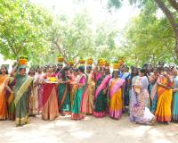విద్యార్థుల చేతుల్లో తెలంగాణ సంప్రదాయ వైభవం