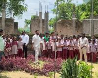 విద్యార్థులతో కలిసి అసంపూర్తి భవనం వద్ద యువత నిరసన