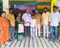 చిన్నారి మహేష్‌కు ‘మీకోసం మేమున్నాం’ టీం ఆర్థిక చేయూత
