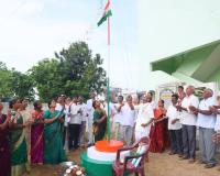 జాతీయ జెండా ఆవిష్కరించిన అధ్యక్షులు బండారి మల్లయ్య . బయ్యారం సహకార సంఘంలో ఘనంగా స్వాతంత్ర్య దినోత్సవ వేడుకలు