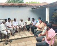 గుండారంలో మృతుల కుటుంబాలను పరామర్శించిన మాజీ ఎమ్మెల్యే రసమయి బాలకిషన్