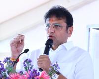 రహదారుల అభివృద్ధితో పరిశ్రమలు, ఉపాధి అవకాశాల విస్తరణ : ఆర్‌అండ్‌బీ శాఖ మంత్రి కోమటిరెడ్డి వెంకట్‌రెడ్డి.  పెద్దపల్లి ప్రజలు మంచి నాయకుడిని ఎమ్మెల్యేగా ఎన్నుకున్నారు. గత పదేళ్లలో రూ.900 కోట్ల రహదారి పనులు.. ప్రస్తుతం రూ.1,700 కోట్ల పనులు మంజూరు