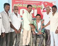 కాంగ్రెస్ మండల అధ్యక్షుడు శ్రీనివాస్ కి సిపిఐ సన్మానం.
