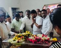 జాటోత్ లచ్చిరాం  పార్థివ దేహానికి నివాళులర్పించిన కేసముద్రం మండల పార్టీ అధ్యక్షులు చిలువేరు సమ్మయ్య గౌడ్. 