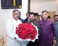 సీఎం రేవంత్ రెడ్డికి ఘన స్వాగతం పలికిన ఎంపీ మల్లు రవి