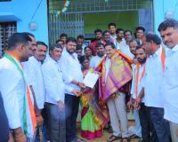 సింగంపల్లికి బీటీ రోడ్డు, బస్సు సౌకర్యం కల్పించాలి గ్రామ ప్రజల వినతి 