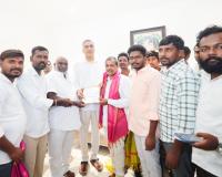ముదిరాజ్ హక్కులపై అసెంబ్లీలో మాట్లాడాలి: హరీశ్‌రావుకు వినతిపత్రం