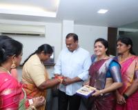 రాష్ట్ర రోడ్డు భవనాల శాఖ మంత్రి కోమటిరెడ్డి వెంకట్రెడ్డికి రాఖీ కట్టిన మంత్రి సీతక్క.