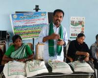 రైతులు రసాయనాలు తగ్గించి సేంద్రియ పద్ధతిలో సాగు చేయాలి.