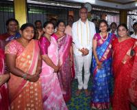 హరీశ్ రావు సంతోషిమాత ఆలయంలో పూజలు అనంతరం రాఖీ కట్టిన మహిళా నాయకులు