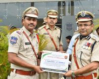 మంచిర్యాల జిల్లా కలెక్టరేట్‌లో పోలీసు అధికారులకు ప్రశంసా పత్రాలు. 