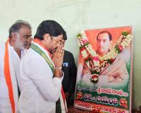 రాజీవ్ గాంధీ జయంతి వేడుకలు  చిత్రపటానికి పూలమాలలు వేసి ఘనంగా నివాళులర్పించారు.మండల అధ్యక్షులు సమ్మిగౌడ్..