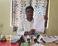 ఫ్యామిలీ సర్టిఫికెట్ ఇచ్చే అర్హత తనకు  లేదు.