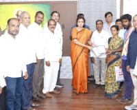 విద్యార్థి కుటుంబానికి రెడ్‌క్రాస్ సొసైటీ లక్ష ఆర్థిక సహాయం