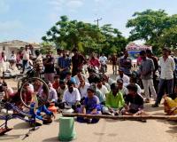 తాగునీటి కోసం రోడ్డెక్కిన తండా ప్రజలు.