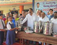 గణేష్ నగర్ ప్రభుత్వ పాఠశాలలో విద్యార్థులకు ఉచిత అల్పాహార పథకాన్ని ప్రారంభించిన ఎమ్మెల్యే ప్రకాష్ గౌడ్. 
