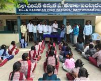 జెడ్పీహెచ్‌ఎస్‌ విద్యార్థులకు యూనిఫాంల పంపిణీ.