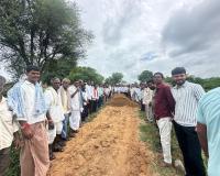 సొంత నిధులతో మట్టి రోడ్డు పనులకు శ్రీకారం