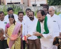 నాయకుడి గెలుపే మొక్కు.. గెలుపు తర్వాత మొక్కే తీర్చిన వీరాభిమాని!