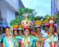 భక్తిశ్రద్ధలతో పోచమ్మ తల్లికి బోనాల సమర్పణ