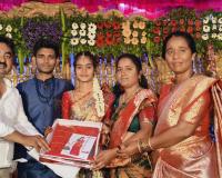వధూవరులకు పట్టు వస్త్రాలతో ఆశీర్వాదం.. సర్పంచ్ ఉమా నరేష్!