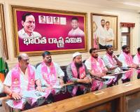 పిచ్చి మాటలు మాని అభివృద్ధిపై దృష్టి పెట్టండి. - వ్యక్తిగత విమర్శలు చేయడం సరికాదు.