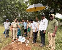 అటవీ అమరవీరుల స్తూపానికి నివాళులర్పించిన డాక్టర్ మట్టా దయానంద్ విజయ్ కుమార్