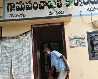 రాజోలు పంచాయతీలో సిబ్బంది మొండిచేయి.. కూలీలతో కార్యాలయాన్ని శుభ్రం చేయించిన పాలకవర్గం!