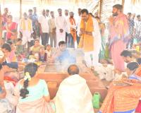 ప్రజలు సుఖసంతోషాలతో సుభిక్షం ఉండాలి. 