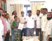 ముఖ్యమంత్రి సహాయ నిధి ద్వారా రూ.3.50 లక్షల  ఎల్ ఓ సి పత్రం అందజేసిన ప్రభుత్వ విప్ వేముల వీరేశం .