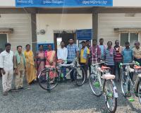 పంచాయతీ సిబ్బందికి సైకిళ్లు బహూకరించి ఘన సన్మానం
