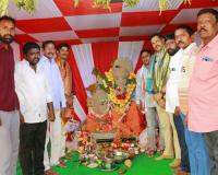 శ్రీనగర్ కాలనీ శ్రీ భక్త ఆంజనేయ స్వామి దేవాలయంలో ప్రతిష్టించిన వినాయకుని  వద్ద ప్రత్యేక పూజలు నిర్వహించిన సిఐలు ఆదిరెడ్డి, రాజశేఖర్ రెడ్డి లు . 