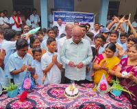 విద్యార్థులతో మంచిర్యాల ఎమ్మెల్యే పుట్టినరోజు వేడుకలు. 