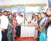 నాకు కండ్లు కనబడతలేవయ్యా అని ఒకరంటే..నీ వల్లే కండ్లు ఆపరేషన్ చేయించుకుంటున్నయ్యా అంటూ మరొక తల్లి మురిపెపు ముచ్చట.