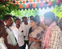 బాధిత కుటుంబాలకు మనీషా ఓదార్పు