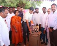 వరి ధాన్యం కొనుగోలు కేంద్రాన్ని ప్రారంభించిన 