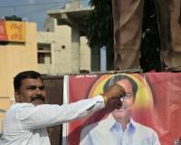తెలంగాణ ప్రదాత కేసీఆర్‌కు పాలాభిషేకం