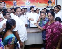 గడప గడపకు సంక్షేమ ఫలాలు… రాష్ట్ర రెవెన్యూ, హౌజింగ్, సమాచార పౌరసంబంధాల శాఖల మంత్రి పొంగులేటి శ్రీనివాసరెడ్డి