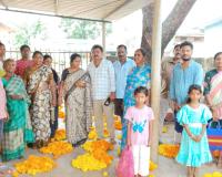 బతుకమ్మకు బంగారు కానుక.. మాదారం ఆడబిడ్డలకు అండగా సర్పంచ్ ఉమా నరేష్!