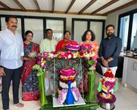ఆడబిడ్డలతో కలిసి బతుకమ్మ ఆడి, పాడిన మంత్రి సీతక్క