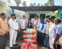 కాట్రపల్లి - కేసముద్రం మండలం  అనాథ బాలికకు అన్నగా అండ.. కేసముద్రం కాంగ్రెస్ మండల అధ్యక్షుడు చిలువేరు సమ్మయ్య గౌడ్ భరోసా!